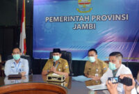 FOTO : Tim Dokter dan Gugus Tugas Penanganan Covid-19 Provinsi Jambi Saat Konferensi Pers di Ruang Utama Kantor Gubernur Jambi, Senin (20/04/20) pukul 13.OO WIB.