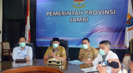 FOTO : Tim Dokter dan Gugus Tugas Penanganan Covid-19 Provinsi Jambi Saat Konferensi Pers di Ruang Utama Kantor Gubernur Jambi, Senin (20/04/20) pukul 13.OO WIB.