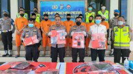 Kapolres Tanjab Barat AKBP Muharman Arta, SIK didampingi Kasat Narkoba Tony Ardian LT, SH, MM, Kapolres Kabag Ops Kompol Jan Manto Hasiholan, Kasi Humas IPTU Bambang Wijarnako Saat Pres Rilis, Rabu (16/11/22). FOTO : LT/Humas Res TJB