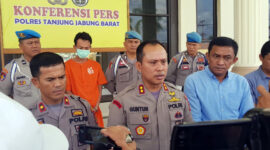 FOTO : Kapolres Tanjab Barat AKBP Guntur Saputro, SIK, MH didampingi Wakapolres Kompol Wirmanto Dinata, S.Ag, MH dan Kasat Reskrim AKP Jan Manto Hasiholan, SH, S.IK Saat Megelar Konfrensi Pers Pengungkapan Kasus Pencurian Emas Dan Uang di Mapolres, Selasa (03/02/20).