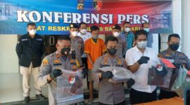 Kapolres AKBP M. Hasan, SIK, MH didampingi Waka Polres Batanghari Kompol Handres, SH, SIK Saat Mengelar Pres Rilis di Mapolres Batanghari, Kamis (12/5/22). FOTO : Noval.