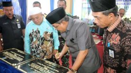 Bupati Tanjab Barat, H. Anwar Sadat Tandatangani Prasasti Peresmian alat Hemodualisis dan Unit Pelayanan Computerized Tomography Scan atau CT Scan di RSUD KH Daud Arif, Senin (13/11/23). FOTO : HMS RS