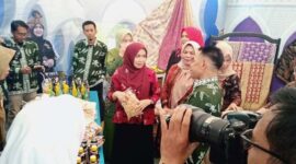 Hj Hesnidar Haris, SE dan Rombongan mengunjungi sekaligus belanja Produk makanan laut Khas Tanjung Jabung Barat di Stan Tanjung Jabung Barat. FOTO : Ist