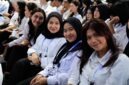 Program ini hadir sebagai jembatan karier nyata bagi lulusan baru untuk mengasah kompetensi, memahami budaya kerja, dan membuka peluang besar untuk langsung direkrut menjadi karyawan di berbagai perusahaan mitra industri. (FOTO : Dok. Biro Humas Kemnaker)