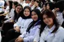 Program ini hadir sebagai jembatan karier nyata bagi lulusan baru untuk mengasah kompetensi, memahami budaya kerja, dan membuka peluang besar untuk langsung direkrut menjadi karyawan di berbagai perusahaan mitra industri. (FOTO : Dok. Biro Humas Kemnaker)