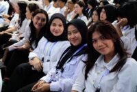 Program ini hadir sebagai jembatan karier nyata bagi lulusan baru untuk mengasah kompetensi, memahami budaya kerja, dan membuka peluang besar untuk langsung direkrut menjadi karyawan di berbagai perusahaan mitra industri. (FOTO : Dok. Biro Humas Kemnaker)