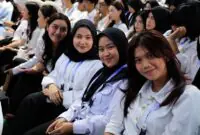Program ini hadir sebagai jembatan karier nyata bagi lulusan baru untuk mengasah kompetensi, memahami budaya kerja, dan membuka peluang besar untuk langsung direkrut menjadi karyawan di berbagai perusahaan mitra industri. (FOTO : Dok. Biro Humas Kemnaker)