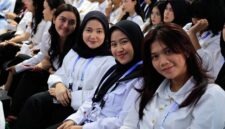 Program ini hadir sebagai jembatan karier nyata bagi lulusan baru untuk mengasah kompetensi, memahami budaya kerja, dan membuka peluang besar untuk langsung direkrut menjadi karyawan di berbagai perusahaan mitra industri. (FOTO : Dok. Biro Humas Kemnaker)