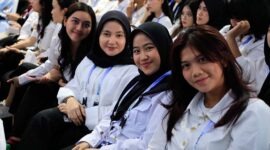 Program ini hadir sebagai jembatan karier nyata bagi lulusan baru untuk mengasah kompetensi, memahami budaya kerja, dan membuka peluang besar untuk langsung direkrut menjadi karyawan di berbagai perusahaan mitra industri. (FOTO : Dok. Biro Humas Kemnaker)