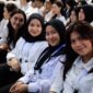 Program ini hadir sebagai jembatan karier nyata bagi lulusan baru untuk mengasah kompetensi, memahami budaya kerja, dan membuka peluang besar untuk langsung direkrut menjadi karyawan di berbagai perusahaan mitra industri. (FOTO : Dok. Biro Humas Kemnaker)