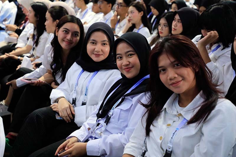 Program ini hadir sebagai jembatan karier nyata bagi lulusan baru untuk mengasah kompetensi, memahami budaya kerja, dan membuka peluang besar untuk langsung direkrut menjadi karyawan di berbagai perusahaan mitra industri. (FOTO : Dok. Biro Humas Kemnaker)