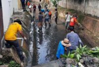 FOTO : Para Pekerja Melakukan Kebersihan Saluran Perairan Program Padat Karya Tunai Kali Bersih