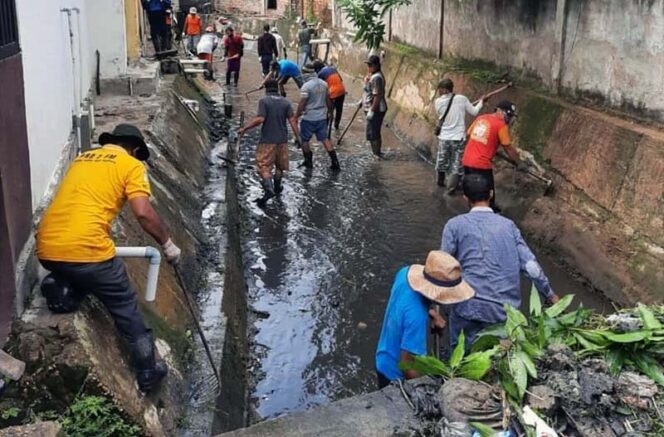 FOTO : Para Pekerja Melakukan Kebersihan Saluran Perairan Program Padat Karya Tunai Kali Bersih