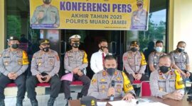 Kapolres Muaro Jambi AKBP Yuyan Priatmaja Saat Memimpin Press Release Akhir Tahun 2021 di Mapolres Muaro Jambi, Jumat (31/12/21). FOTO : Noval