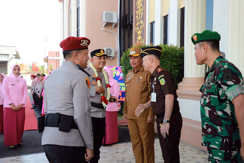 Wabup Katamso Saat Hadiri Pisah Sambut Kapolres Tanjab Barat Bersama Unsur Forkopimda. FOTO : DokPim