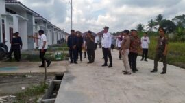 Pj. Bupati Muaro Jambi Bachyuni Deliansyah menghadiri sekaligus menerima 12 unit Prasarana dan Utilitas Umum (PSU) Perumahan dari PT Fajar Makmur Sejahtera. Acara berlangsung di Desa Kota Karang, Kumpeh Ulu, Muaro Jambi, Rabu (15/6/22). FOTO : Noval/Ist