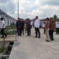 Pj. Bupati Muaro Jambi Bachyuni Deliansyah menghadiri sekaligus menerima 12 unit Prasarana dan Utilitas Umum (PSU) Perumahan dari PT Fajar Makmur Sejahtera. Acara berlangsung di Desa Kota Karang, Kumpeh Ulu, Muaro Jambi, Rabu (15/6/22). FOTO : Noval/Ist