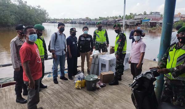 FOTO : Danramil Nipah Panjang Kodim 0419/Tanjab Kapten Inf Safri Napitupulu Memantau kedatangan logistik Komisi Pemilihan Umum (KPU) Kecamatan Sadu Kabupaten Tanjung Jabung Timur, Rabu (26/05/21)