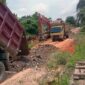 PT LPPPI dan PT WKS Timbun Jalan di Desa Teluk Pengkah Tampak Truk dan Alat Berat Diturunkan ke Lokasi. FOTO : Istimewa

