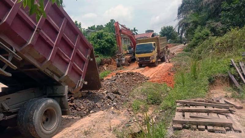 PT LPPPI dan PT WKS Timbun Jalan di Desa Teluk Pengkah Tampak Truk dan Alat Berat Diturunkan ke Lokasi. FOTO : Istimewa  