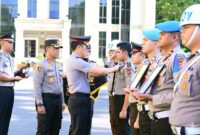Kapolda Jambi Irjen Pol. Krisno H. Siregar secara simbolis menanggalkan seragam dinas anggota dalam Upacara Pemberhentian Tidak Dengan Hormat (PTDH) di Lapangan Hitam Mapolda Jambi, Jumat (24/4/2026). Sebanyak empat personel resmi diberhentikan setelah terbukti melanggar Kode Etik Profesi Polri. (FOTO : Dok. Humas Polda Jambi)