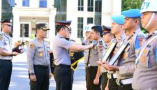 Kapolda Jambi Irjen Pol. Krisno H. Siregar secara simbolis menanggalkan seragam dinas anggota dalam Upacara Pemberhentian Tidak Dengan Hormat (PTDH) di Lapangan Hitam Mapolda Jambi, Jumat (24/4/2026). Sebanyak empat personel resmi diberhentikan setelah terbukti melanggar Kode Etik Profesi Polri. (FOTO : Dok. Humas Polda Jambi)
