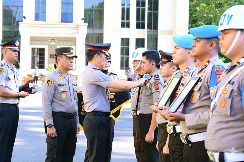 Kapolda Jambi Irjen Pol. Krisno H. Siregar secara simbolis menanggalkan seragam dinas anggota dalam Upacara Pemberhentian Tidak Dengan Hormat (PTDH) di Lapangan Hitam Mapolda Jambi, Jumat (24/4/2026). Sebanyak empat personel resmi diberhentikan setelah terbukti melanggar Kode Etik Profesi Polri. (FOTO : Dok. Humas Polda Jambi)