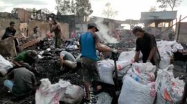 Aktifitas Warga Masih Mencari Barang Berharga yang Tersisa Pasca Kebakaran. FOTO : Mir/Hb