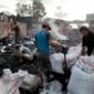 Aktifitas Warga Masih Mencari Barang Berharga yang Tersisa Pasca Kebakaran. FOTO : Mir/Hb