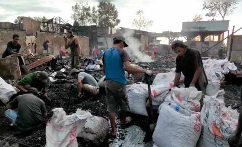 Aktifitas Warga Masih Mencari Barang Berharga yang Tersisa Pasca Kebakaran. FOTO : Mir/Hb