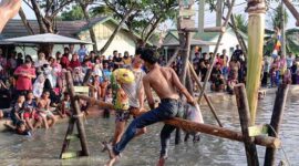 Lomba pukul bantal guling di Asrama Makodim 0419/Tanjab dalam memeriahkan HUT ke-78 Kemerdekaan Republik Indonesia, Rabu (16/8/23). FOTO : Pendim Tjb 