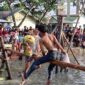 Lomba pukul bantal guling di Asrama Makodim 0419/Tanjab dalam memeriahkan HUT ke-78 Kemerdekaan Republik Indonesia, Rabu (16/8/23). FOTO : Pendim Tjb 