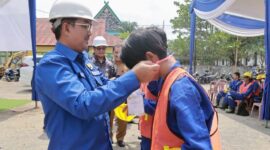 Didampingi Sekda, Kepala Kepala Balai Jasa Konstruksi Wilayah II Palembang, kepala Dinas Tenaga Kerja, Bupati H. Anwar Sadat mengalungkan tanda peserta pelatihan. FOTO: Humas