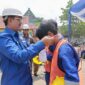 Didampingi Sekda, Kepala Kepala Balai Jasa Konstruksi Wilayah II Palembang, kepala Dinas Tenaga Kerja, Bupati H. Anwar Sadat mengalungkan tanda peserta pelatihan. FOTO: Humas