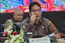 Menteri Keuangan Purbaya Yudhi Sadewa memberikan penjelasan dalam konferensi pers realisasi APBN Kuartal I-2026 di Jakarta, Senin (6/4/2026). Menkeu mengumumkan bahwa meski APBN mencatatkan defisit Rp240,1 triliun atau 0,93% dari PDB per Maret 2026, kondisi fiskal tetap kokoh didukung cadangan kas sebesar Rp420 triliun dan komitmen menjaga harga BBM subsidi tidak naik hingga akhir tahun. (Foto: Dok. Kemenkeu)