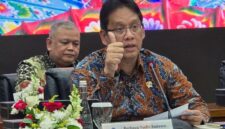 Menteri Keuangan Purbaya Yudhi Sadewa memberikan penjelasan dalam konferensi pers realisasi APBN Kuartal I-2026 di Jakarta, Senin (6/4/2026). Menkeu mengumumkan bahwa meski APBN mencatatkan defisit Rp240,1 triliun atau 0,93% dari PDB per Maret 2026, kondisi fiskal tetap kokoh didukung cadangan kas sebesar Rp420 triliun dan komitmen menjaga harga BBM subsidi tidak naik hingga akhir tahun. (Foto: Dok. Kemenkeu)
