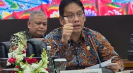 Menteri Keuangan Purbaya Yudhi Sadewa memberikan penjelasan dalam konferensi pers realisasi APBN Kuartal I-2026 di Jakarta, Senin (6/4/2026). Menkeu mengumumkan bahwa meski APBN mencatatkan defisit Rp240,1 triliun atau 0,93% dari PDB per Maret 2026, kondisi fiskal tetap kokoh didukung cadangan kas sebesar Rp420 triliun dan komitmen menjaga harga BBM subsidi tidak naik hingga akhir tahun. (Foto: Dok. Kemenkeu)