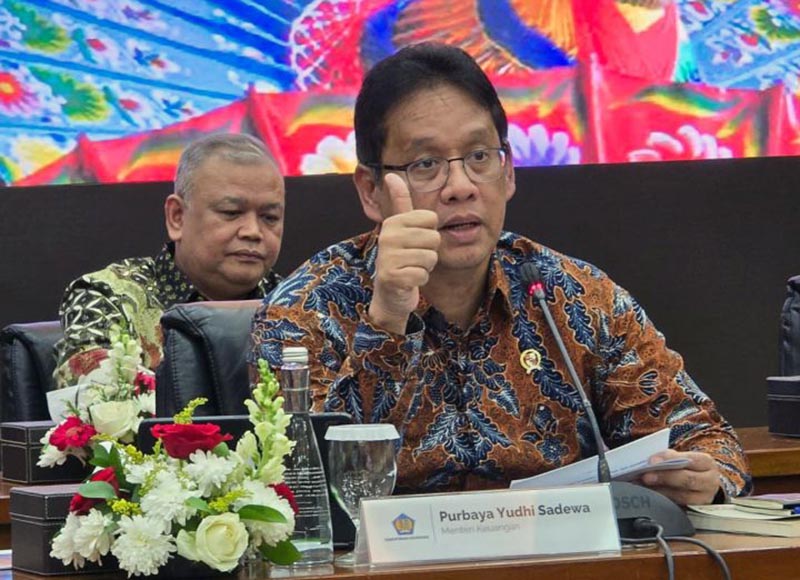 Menteri Keuangan Purbaya Yudhi Sadewa memberikan penjelasan dalam konferensi pers realisasi APBN Kuartal I-2026 di Jakarta, Senin (6/4/2026). Menkeu mengumumkan bahwa meski APBN mencatatkan defisit Rp240,1 triliun atau 0,93% dari PDB per Maret 2026, kondisi fiskal tetap kokoh didukung cadangan kas sebesar Rp420 triliun dan komitmen menjaga harga BBM subsidi tidak naik hingga akhir tahun. (Foto: Dok. Kemenkeu)