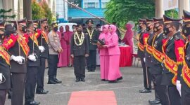Prosesi Acara Pelepasan para wisuda Purna Wira dan purna bakti dilepas dengan tradisi pedang pora di Mapolresta Jambi, Jumat (31/12/21). FOTO : Noval.