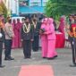 Prosesi Acara Pelepasan para wisuda Purna Wira dan purna bakti dilepas dengan tradisi pedang pora di Mapolresta Jambi, Jumat (31/12/21). FOTO : Noval.