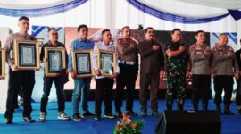 Sekretaris PW IWO Jambi, Sanca Wijaya didampingi Kepala Bidang Humas Saat Menerima Penghargaan pada acara syukuran Hari Lalu Lintas Bhayangkara ke 68 di kantor Ditlantas Polda Jambi, Senin (25/9/23). [FOTO : Humas IWO Jambi]