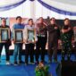 Sekretaris PW IWO Jambi, Sanca Wijaya didampingi Kepala Bidang Humas Saat Menerima Penghargaan pada acara syukuran Hari Lalu Lintas Bhayangkara ke 68 di kantor Ditlantas Polda Jambi, Senin (25/9/23). [FOTO : Humas IWO Jambi]