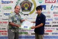 Kasrianto menyerahkan Berkas Pencalonan H Ridwan Agus Depati kepada Panitia Konfenprov, Rabu (27/7/22). FOTO : Ist