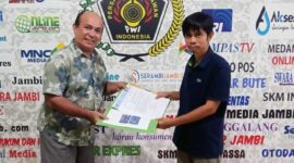 Kasrianto menyerahkan Berkas Pencalonan H Ridwan Agus Depati kepada Panitia Konfenprov, Rabu (27/7/22). FOTO : Ist