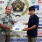 Kasrianto menyerahkan Berkas Pencalonan H Ridwan Agus Depati kepada Panitia Konfenprov, Rabu (27/7/22). FOTO : Ist