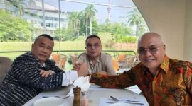 Wakil Ketua DPR RI Sufmi Dasco Ahmad (tengah) memediasi pertemuan antara pengacara Hotman Paris Hutapea (kiri) dan Ketua Umum PWI Pusat Akhmad Munir (kanan) di sebuah restoran di Jakarta, Selasa (28/7/2026). (FOTO : Dok. Istimewa/beritasatu)