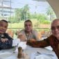 Wakil Ketua DPR RI Sufmi Dasco Ahmad (tengah) memediasi pertemuan antara pengacara Hotman Paris Hutapea (kiri) dan Ketua Umum PWI Pusat Akhmad Munir (kanan) di sebuah restoran di Jakarta, Selasa (28/7/2026). (FOTO : Dok. Istimewa/beritasatu)
