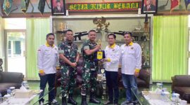 Momen Ketua PWI Kota Jambi dan Pengurus Kunjungi Mayonif Raider 142 KJ. FOTO : Istimewa.
