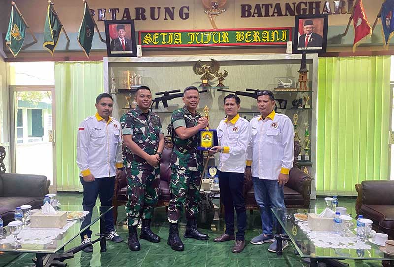 Momen Ketua PWI Kota Jambi dan Pengurus Kunjungi Mayonif Raider 142 KJ. FOTO : Istimewa.