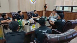 Pengurus PWI Kota Jambi Periode 2023-2026 Silaturahmi ke Kapolda Jambi Irjen Pol Rusdi Hartono jelang Keberangkatan Menghadiri Kongres XXV di Bandung. FOTO : Dhea
